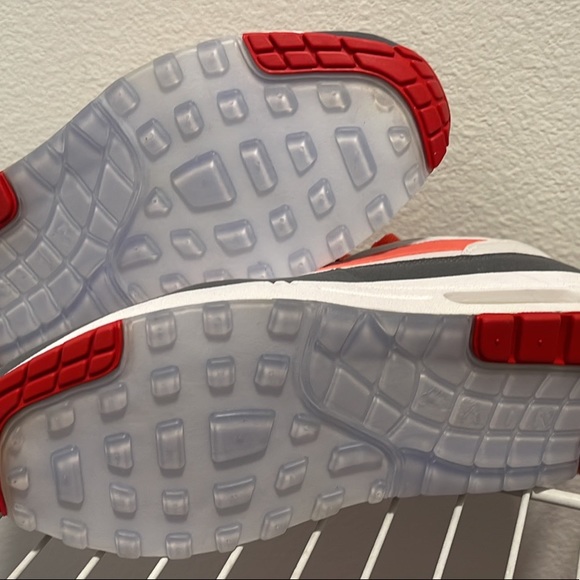 Nike - Picture 2 of 5